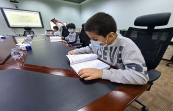 المكتبة المركزية تستقبل وفدًا من طلاب مدارس الجامعة الابتدائية